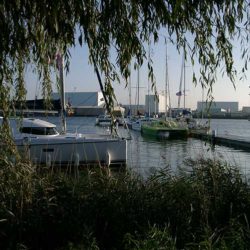 Katamarane in der Marina Bremerhaven