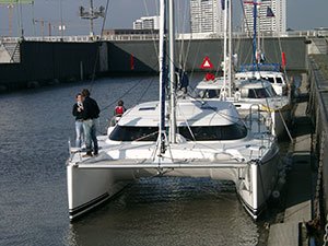Multihull-Yachten am Steg vor der Schleuse