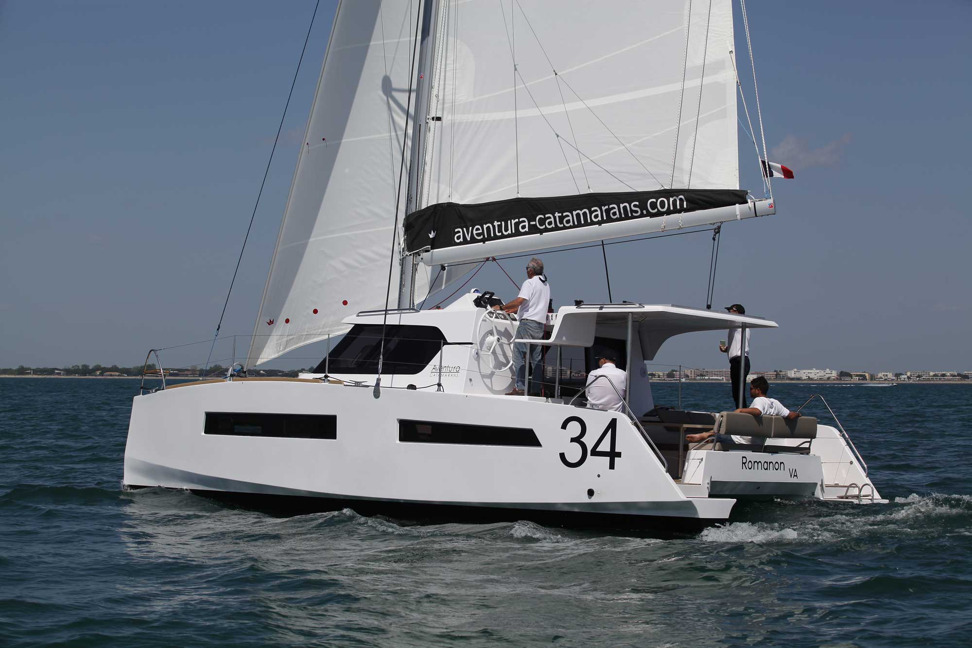 Aventura 34 unter Segel, Backbord-Ansicht