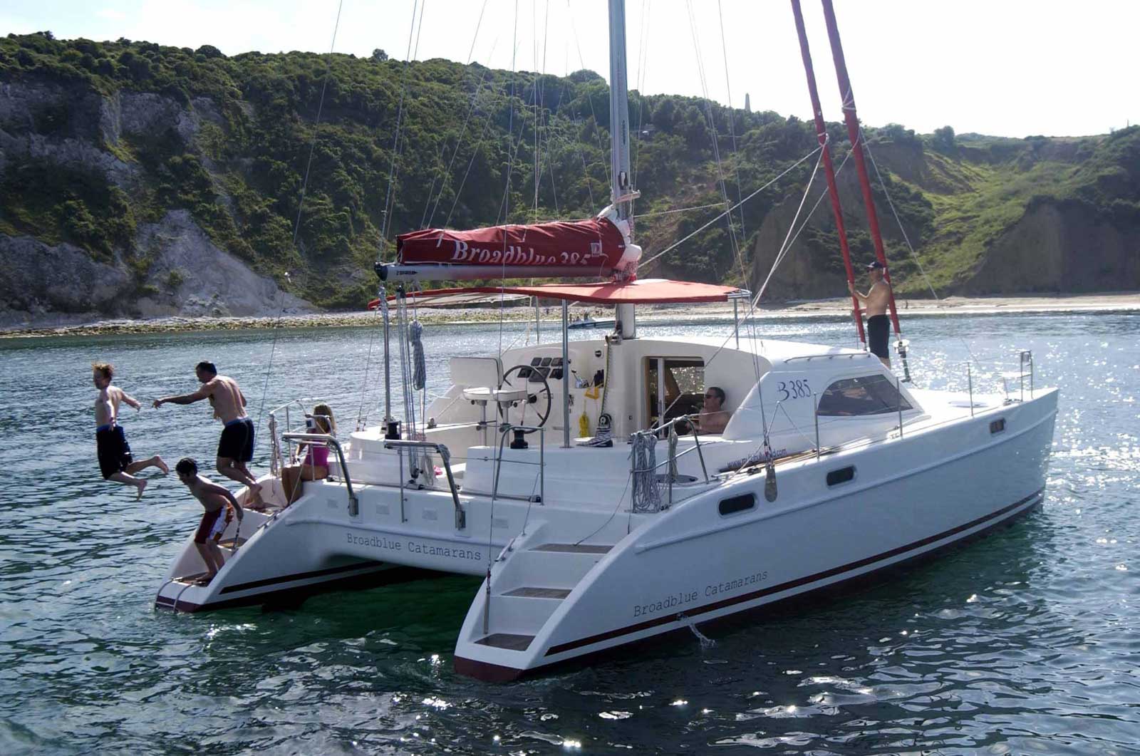 catamaran broadblue 385