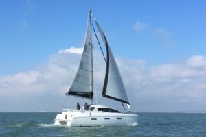 Broadblue 346 unter Segeln von Steuerbord