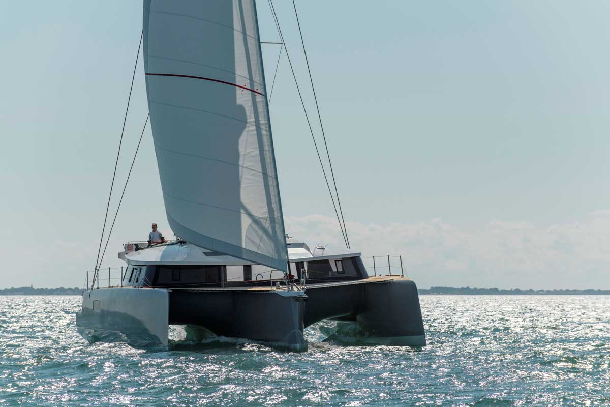 Trimaran NEEL 51 Bugansicht