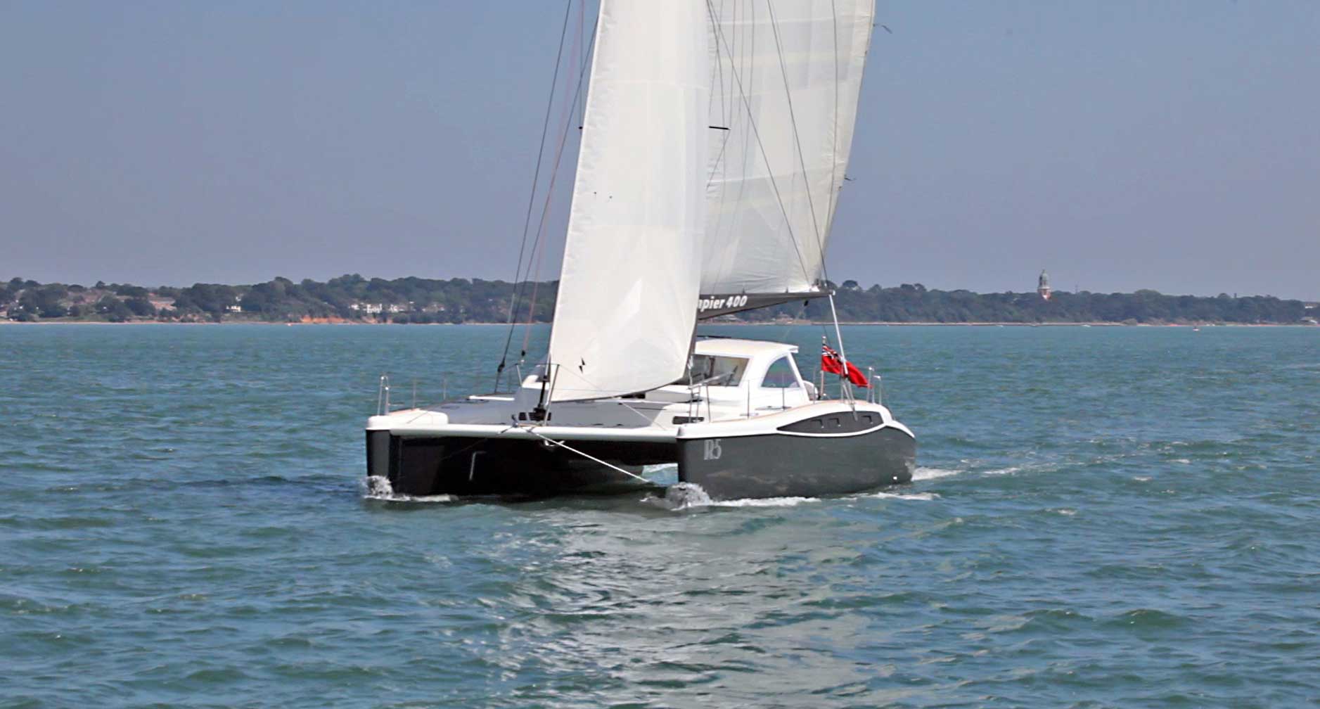 Broadblue Rapier 400 segelt auf dem Solent