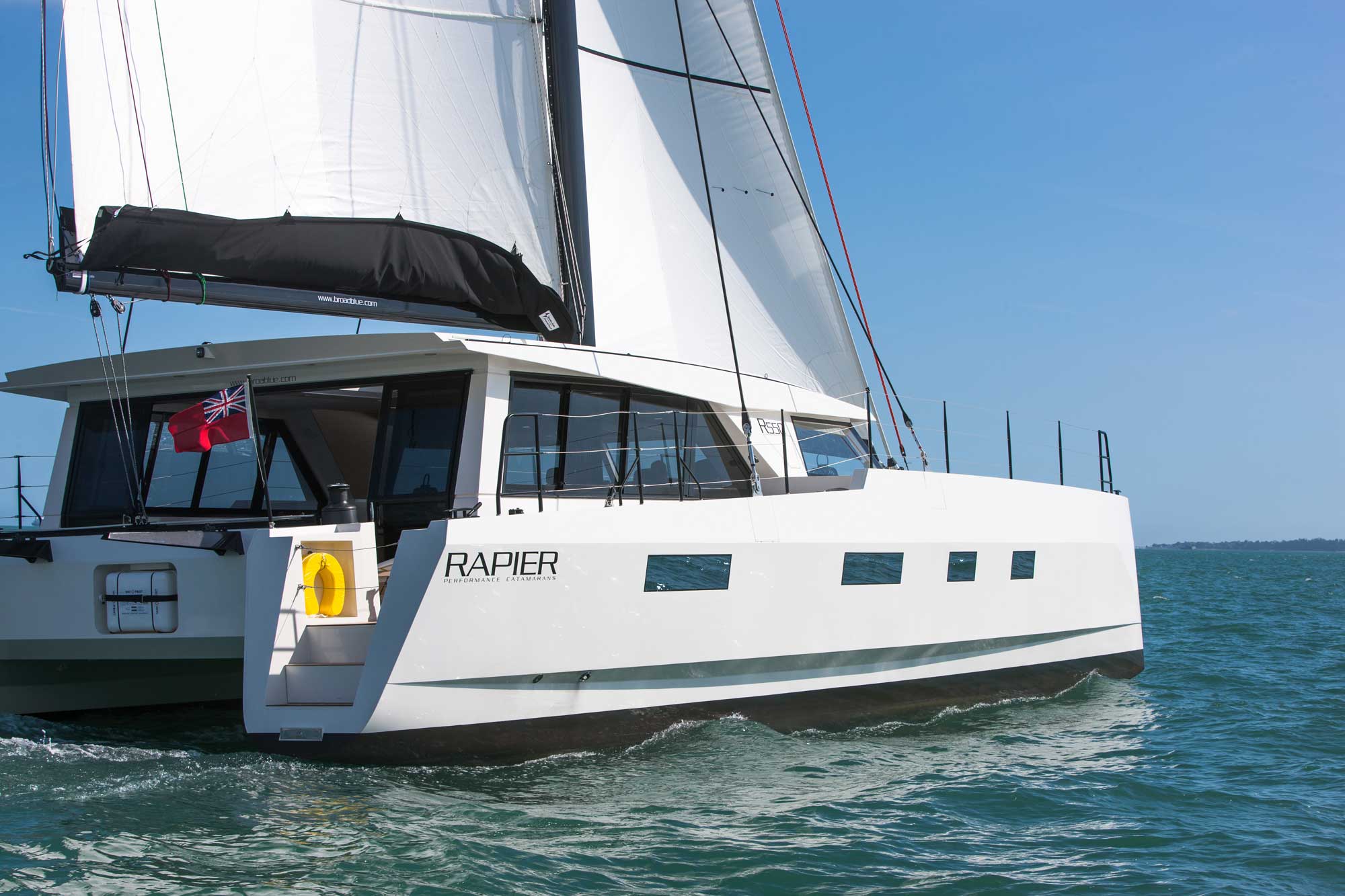 Broadblue Rapier 550 segelt auf Backbordbug