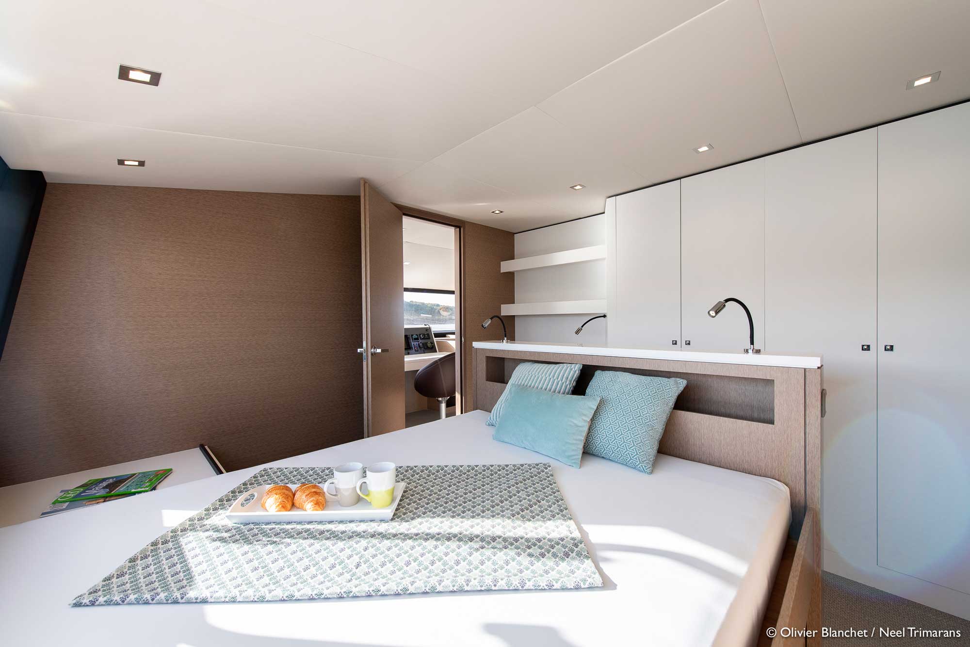 Großes Bett in der Kabine vom Trimaran NEEL 65