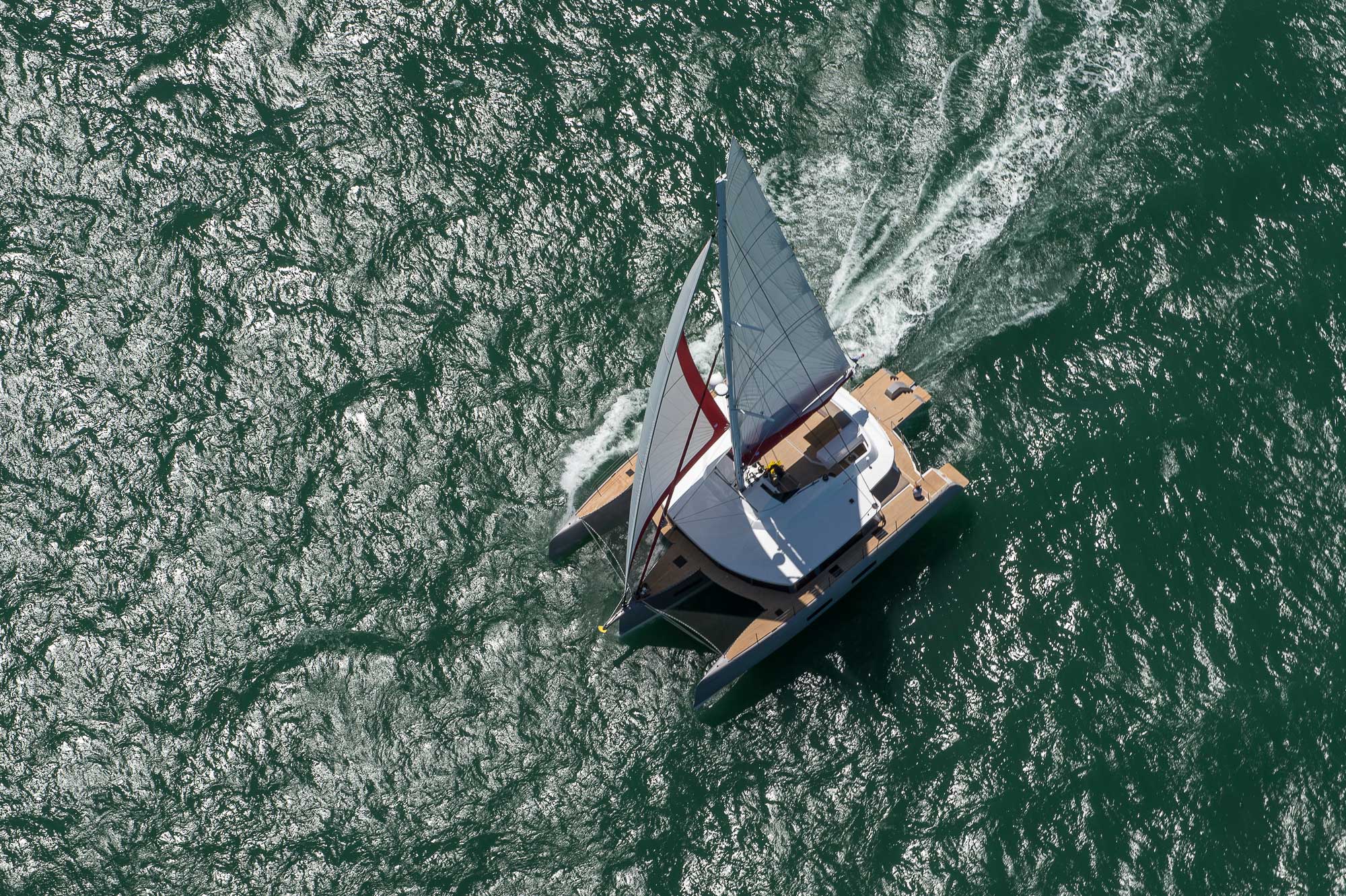 Trimaran NEEL 65 unter Segeln von oben