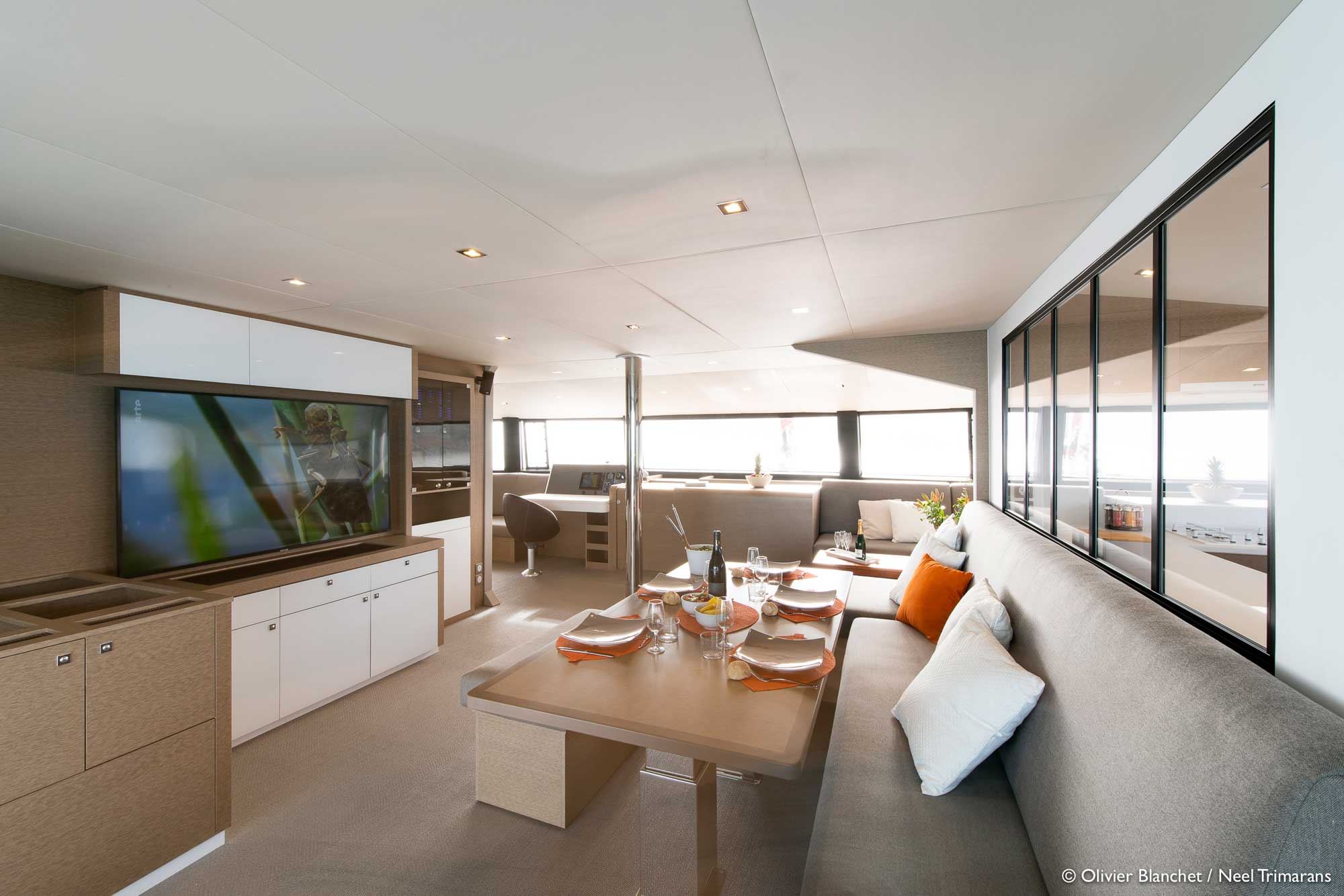 Im Salon vom Trimaran NEEL 65