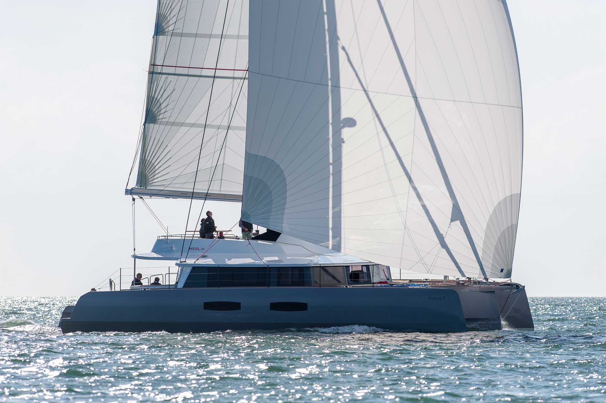 Trimaran NEEL 65 unter Segeln von Steuerbord gesehen