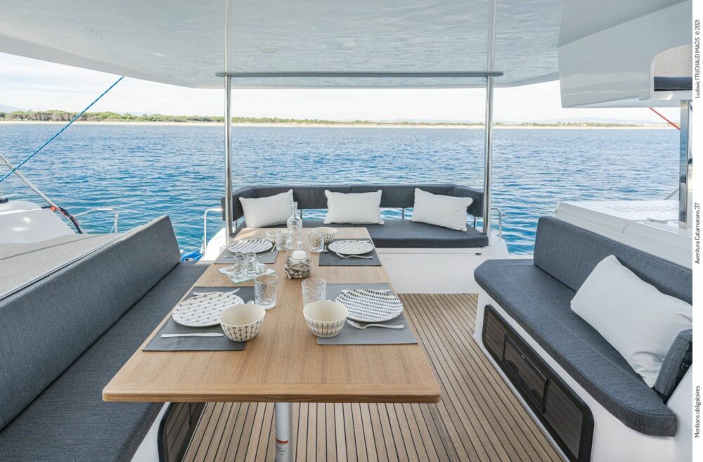 Aventura 37 cockpit with dining table