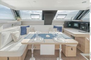 Aventura 37 salon with dining table