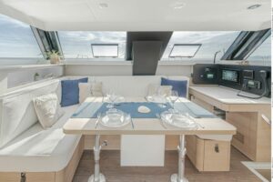 Aventura 37 salon with dining table