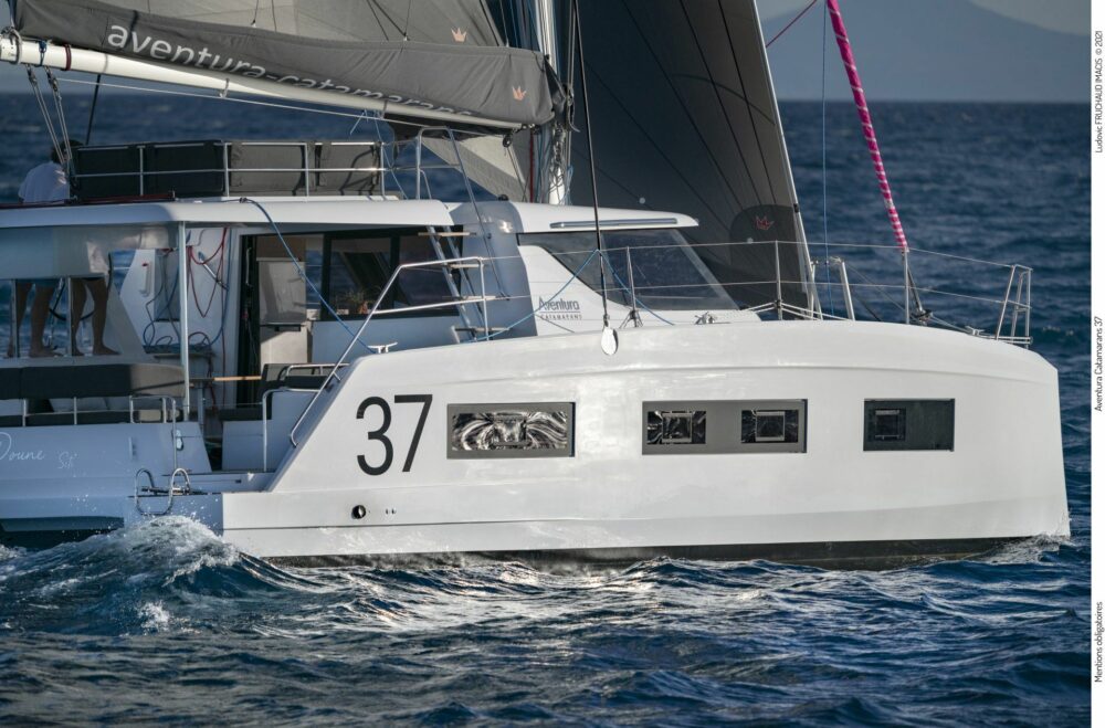 Aventura 37 sailing starboard side view